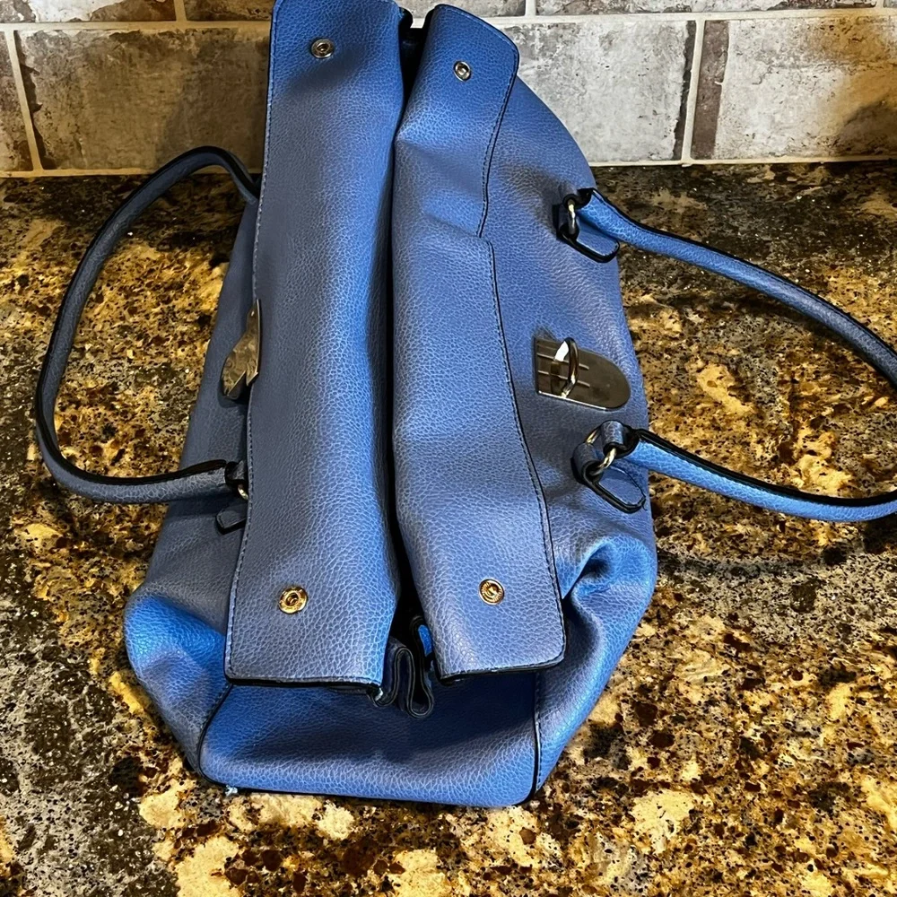 Ice blue faux leather purse with oversized press lock - Picture 7 of 10